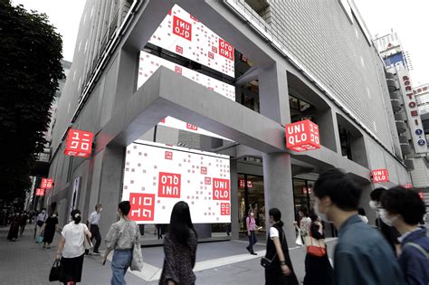 uniqlo store opening hours.